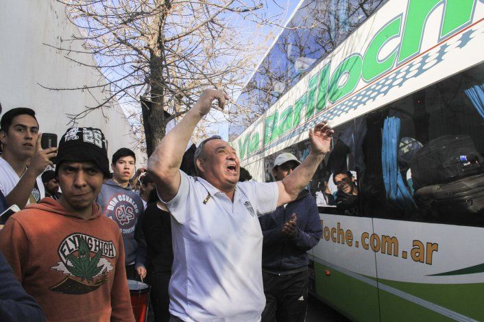 Los hinchas albinegros recibieron con emoción al equipo