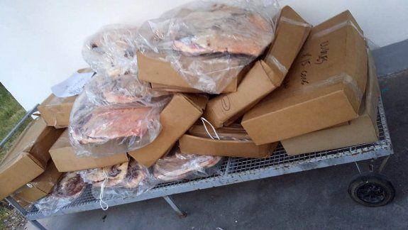Cayeron con 364 kilos de carne vencida escondida en un auto