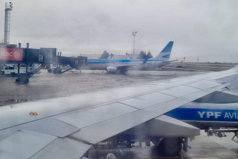 Por la neblina los pasajeros fueron desviados a Bariloche donde cargaron combustible.&nbsp;