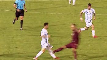 la patada criminal a messi y los memes despues del susto