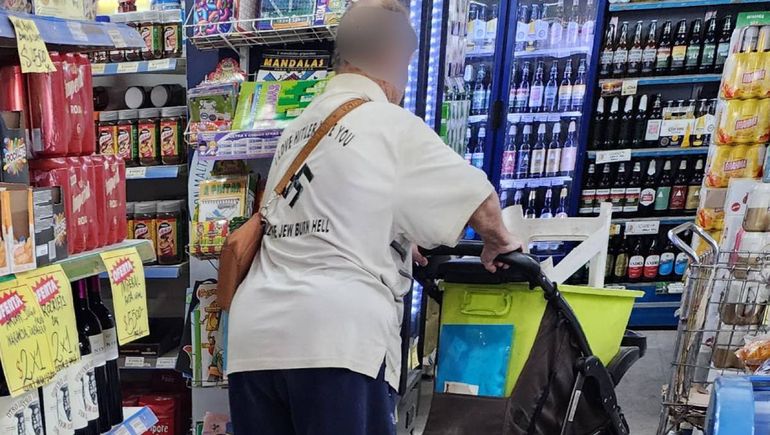 De compras con una remera nazi en pleno centro de una ciudad del Alto Valle