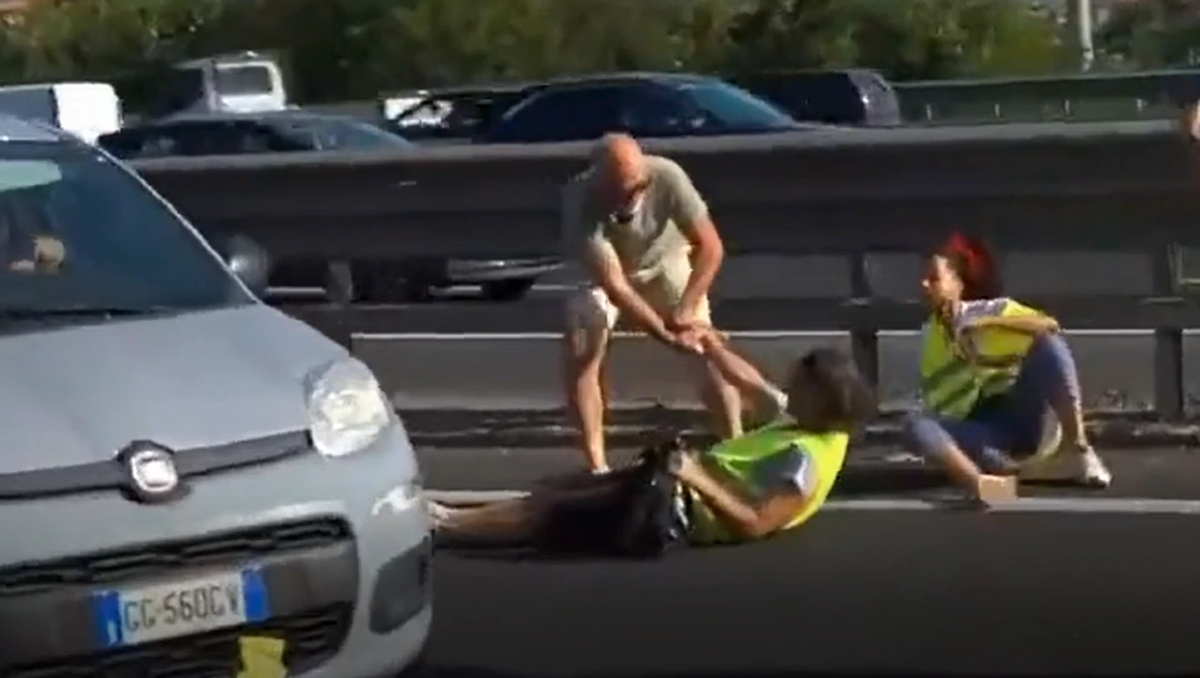 Italia: automovilistas sacaron a la fuerza a piqueteros 