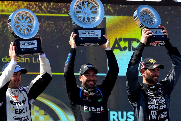 De los tres que se subieron a festejar al podio