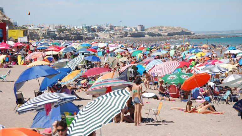 El mago Black estará en la Segunda Bajada y prepara sus trucos en la peatonal. El público comenzó a llegar: la playa recibió ayer a una multitud.