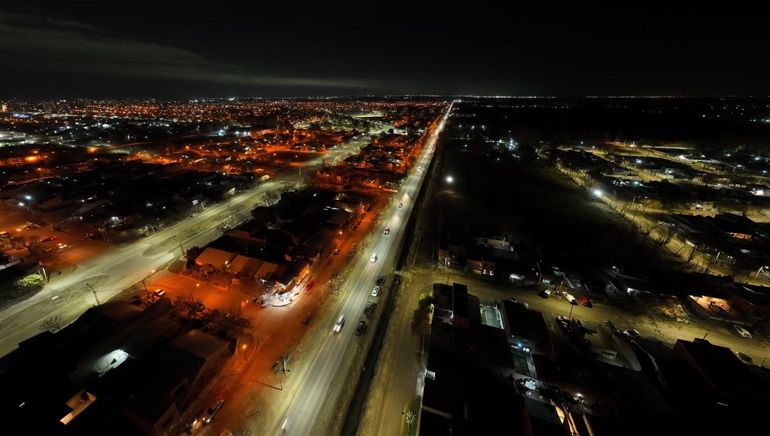 La nueva iluminación en la circunvalación Illia resalta en el paisaje nocturno cipoleño. El sábado quedó inaugurada la obra, que costó cerca de 178 millones de pesos.  