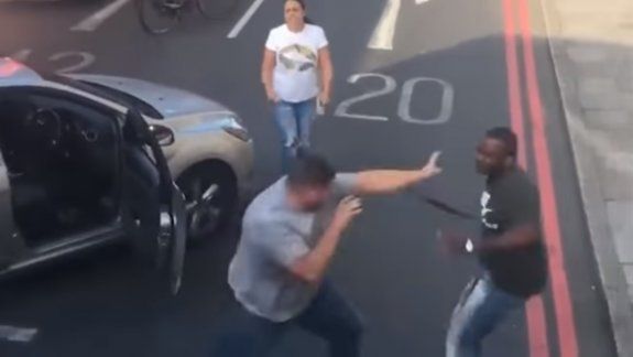 Se pelearon en medio de la calle y cortaron el tránsito