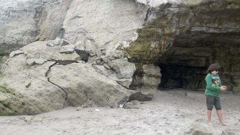 un derrumbe causo miedo en la playa del centro en las grutas
