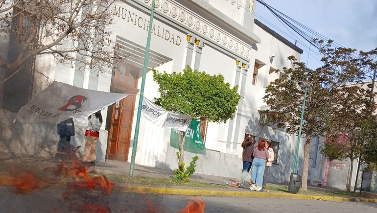 En Allen continúa la protesta de trabajadores municipales. ATE denunció al intendente.