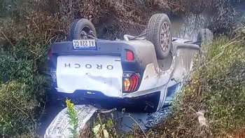 El vehículo realizó una maniobra brusca para esquivar a un automóvil, eso derivó en la caída al canal de riego.&nbsp;