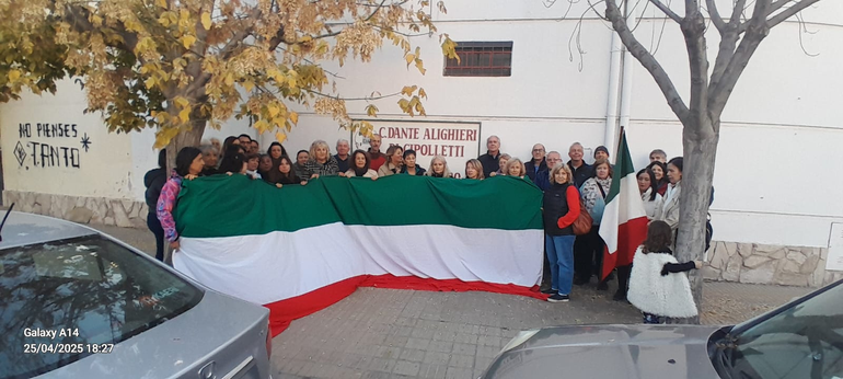 Decenas de vecinos se autoconvocaron para evitar el desalojo.