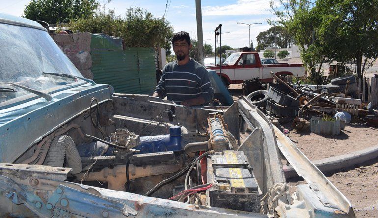 El pulpero Firmapaz y la emblemática chata. Cualquier ayuda le viene bien