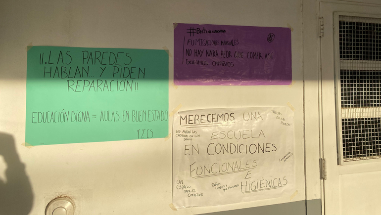 Carteles con diversos reclamos edilicios se encuentran presentes en el ingreso al establecimiento.