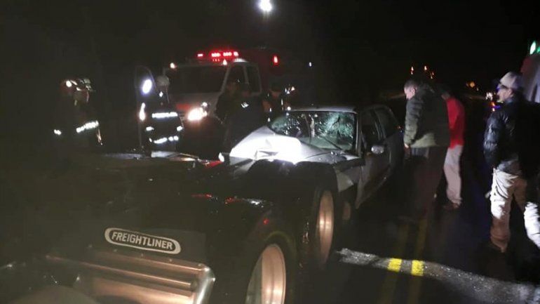 Un auto chocó contra un camión estacionado en el Paso Cardenal Samoré