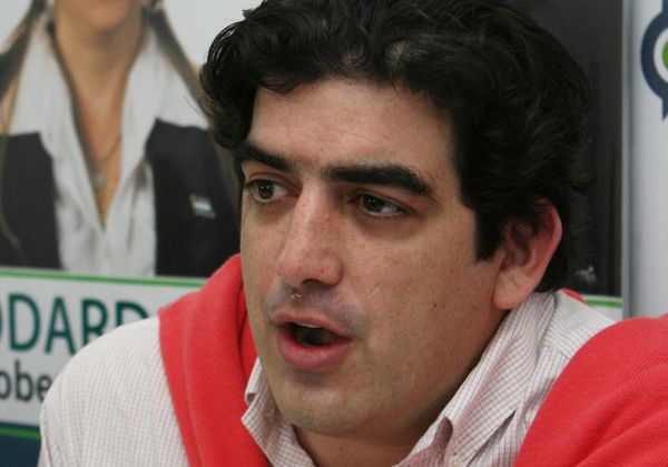 Vázquez dice que los rivales le roban las propuestas