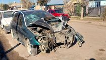 Destrozado. El auto del joven que murió tras el choque quedó reducido a hierros.