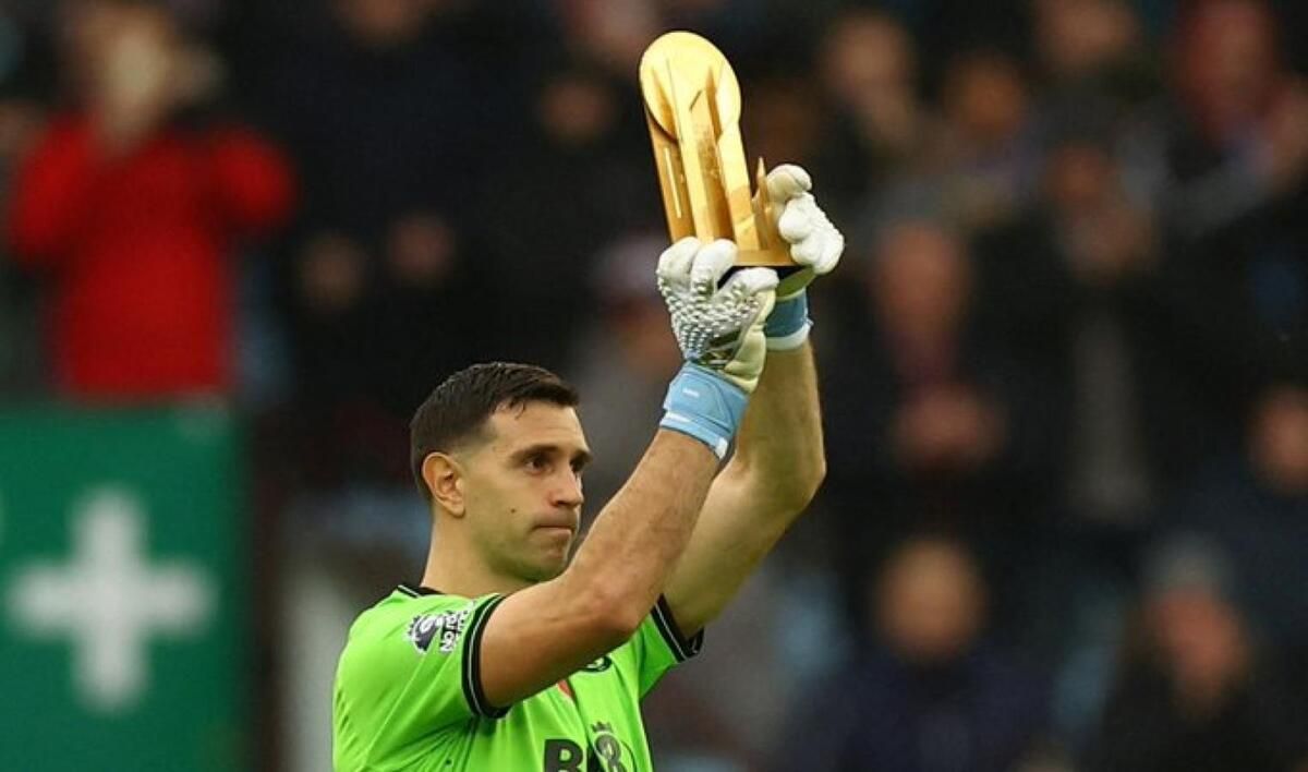 El emotivo recibimiento del Aston Villa al Dibu Martínez tras ganar el premio al mejor arquero del mundo