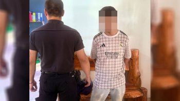 El prófugo estaba acompañado de una mujer que intentó agredir a los policías.