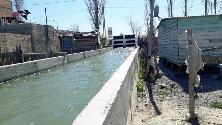Temen que desborde un canal y el barrio quede bajo agua