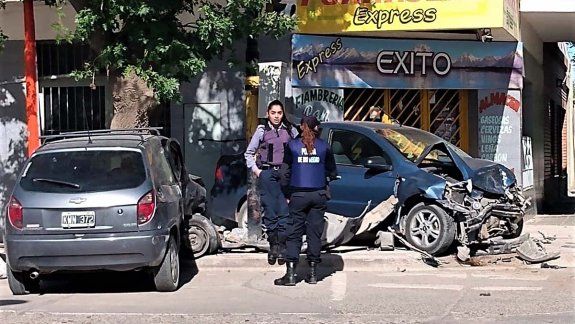 Un hombre salió despedido del auto tras un violento choque