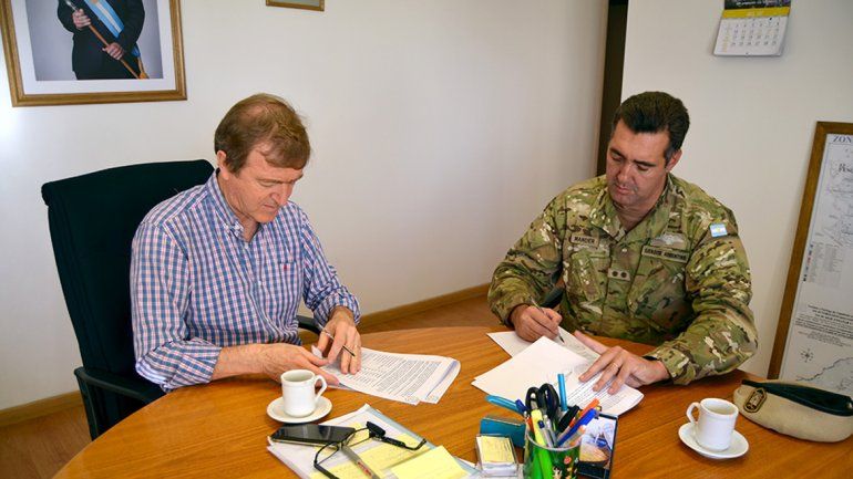 Tortoriello firmó ayer la contratación de máquinas para mejorar el basural.