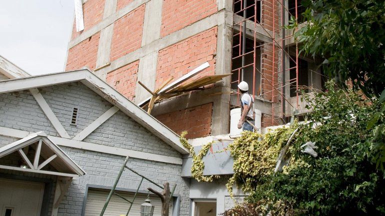 La bandeja de contención de la obra en construcción de un edificio en calle Roca 65 cayó por las fuertes ráfagas de viento y atravesó el techo de una casa lindante.