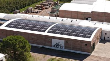 La empresa Austrade SRL de General Roca instaló un sistema de generación solar en su galpón de empaque. Foto: Gentileza. La empresa Austrade SRL de General Roca instaló un sistema de generación solar en su galpón de empaque. Foto: Gentileza.