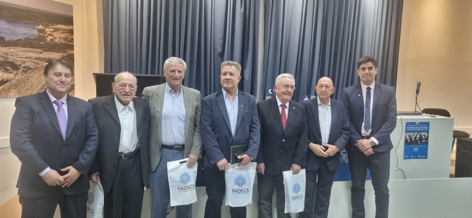 El decano Fernández junto a Hernández, Massaccesi, Prieto, Baum y Brollo, los cinco exconvencionales de Río Negro y Neuquén reconocidos por la Fadecs.