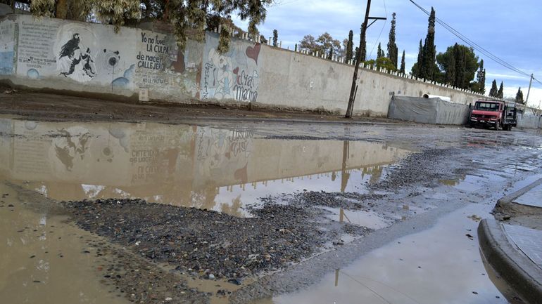 Históricamente, Cipolletti sufre anegamientos de calles cada vez que llueve. Se debe a la geografía de la ciudad y la falta de obras en el pasado.