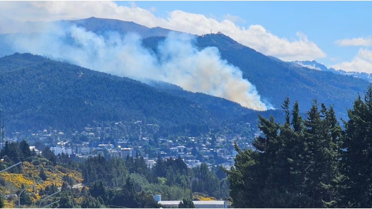Varios focos de incendio se registraron en pocas horas en el cerro Otto. Foto gentileza.