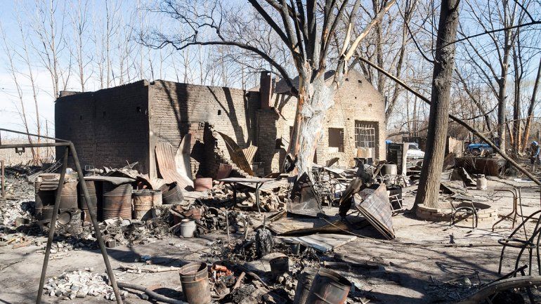 Provincia se comprometió a construir de cero las casas para las 10 familias.