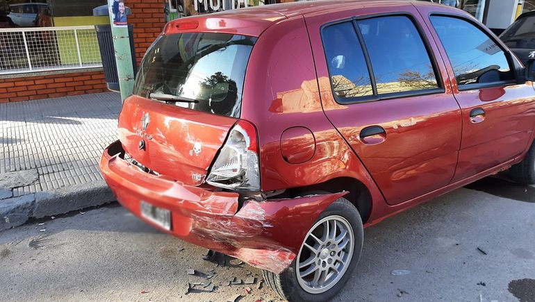 Le chocaron el auto y escaparon: la dueña busca a los responsables