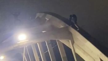 imprudencia extrema: adolescentes cruzaron el puente viejo de neuquen trepando por los arcos