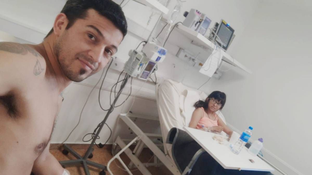 Juan Manuel y su hermana María este jueves en la habitación del hospital Castro Rendrón.