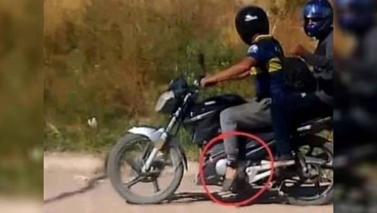 Motochorros con tobillera merodean y los vecinos ya resisten con armas