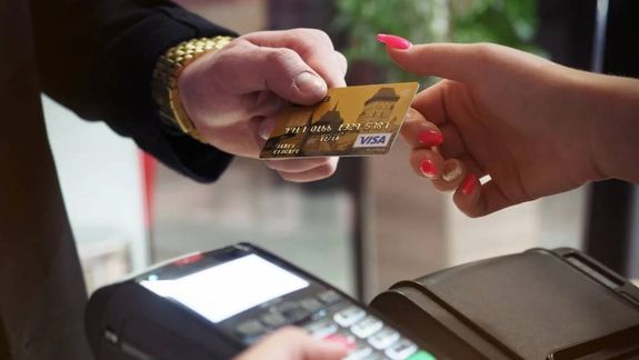 La estafa salió a la luz tras la denuncia de usuarios de tarjetas de crédito que desconocieron compras millonarias.