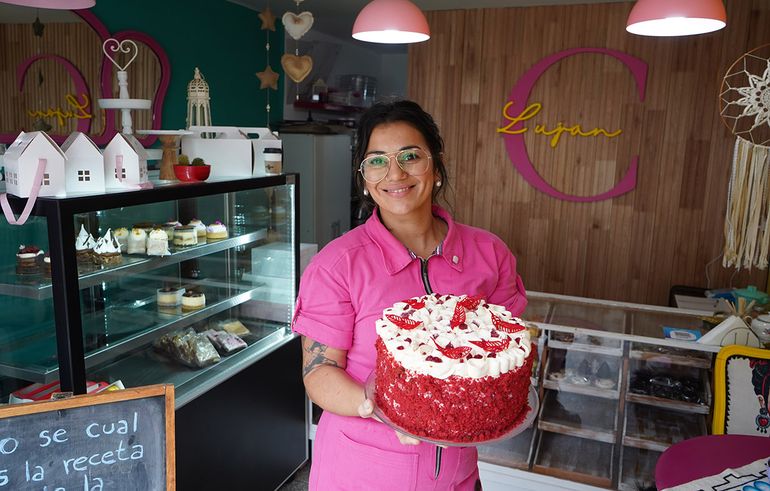 Transformó el garage de su casa en La Postrería de la región