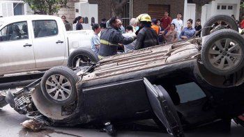un joven choco contra una camioneta estacionada y volco sobre avenida alem