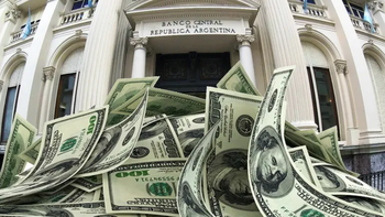 Sede del Banco Central en Buenos Aires, epicentro de las decisiones que marcan el pulso de la economía en medio de la tensión cambiaria.