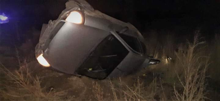 Grave accidente: choque violento, un auto al canal y al menos dos heridos