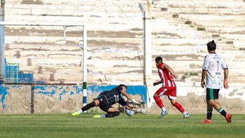 Hernán Azagüate definió contra un palo y le dio la victoria a Independiente. Hernán Azagüate definió contra un palo y le dio la victoria a Independiente.