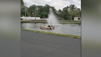 escapaba en su auto y cayo a un lago: sus hijos casi mueren