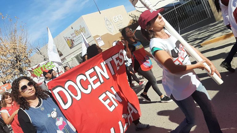 En una nueva jornada de paro, Unter se manifestó en Fernández Oro 