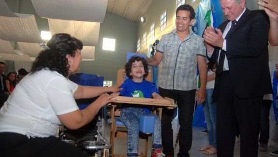 En el acto de colación del CET 15, los alumnos de primero y segundo año entregaron la silla postural que ellos mismos fabricaron para el pequeño Emanuel, que el año que viene empieza la escuela.