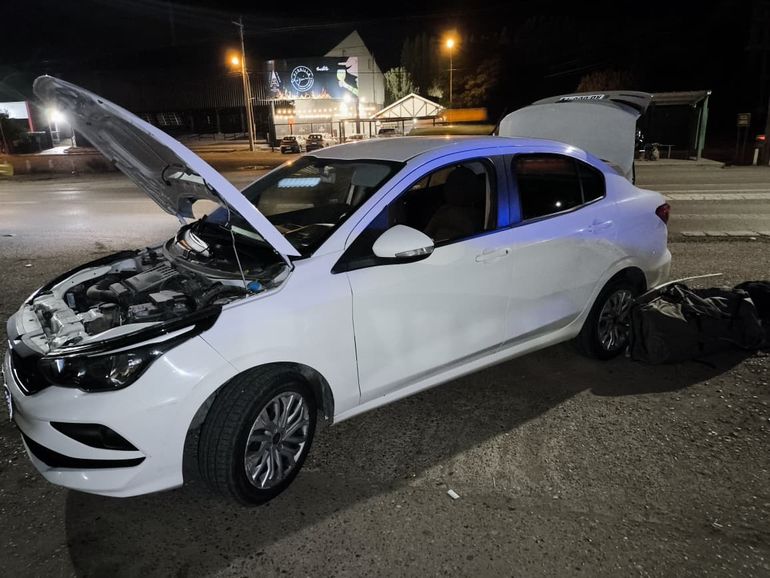 Durante la verificación, el conductor presentó una cédula de identificación del rodado con características apócrifas.