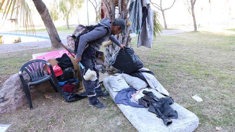 Los vecinos de Neuquén denuncian que ha crecido el número de personas en situación de calle en los barrios de la ciudad.
