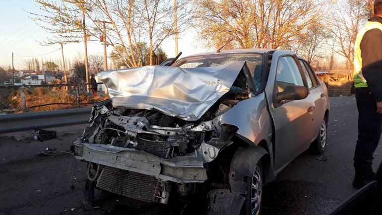 Un auto transitaba a toda velocidad, no vio los lomos de burro y chocó a una mujer  por detrás