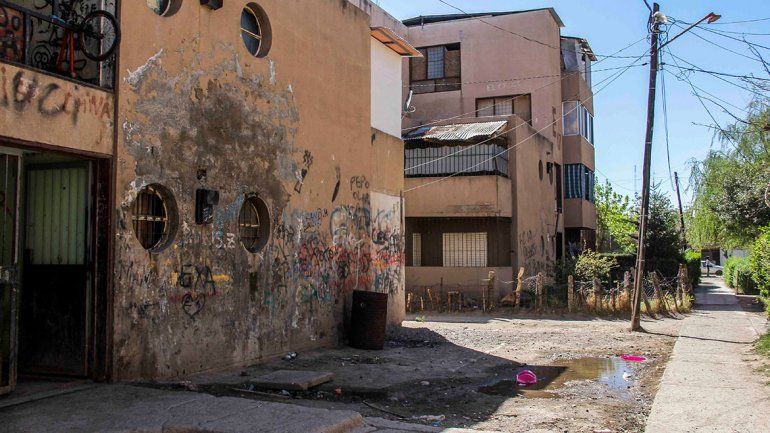 Balearon a un joven mientras paseaba en el auto