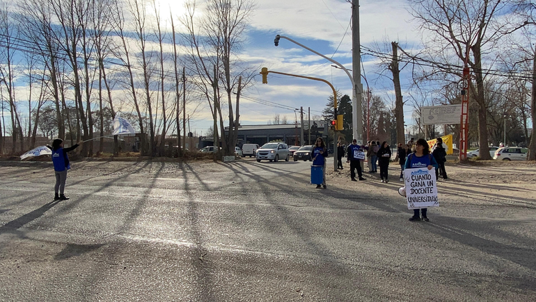 Denuncian además un éxodo de docentes en las Universidades y en consecuencia, el cierre de cátedras.