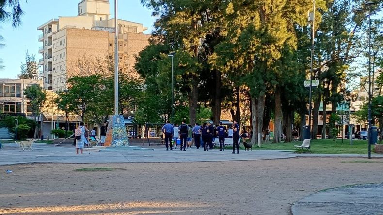 Una numerosa comisión de policías desalojaron nuevamente de la plaza a los jóvenes que se reúnen tras el cierre de los boliches. | LMCipolletti.com Una numerosa comisión de policías desalojaron nuevamente de la plaza a los jóvenes que se reúnen tras el cierre de los boliches.