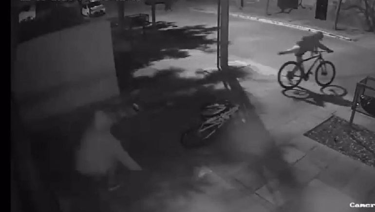 Un nuevo hombre araña ladrón: trepó a un balcón por dos bicicletas